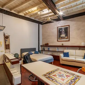 Piazza Navona Petite House , Rome Italy